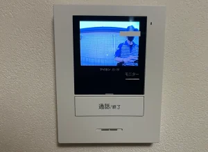 集荷業者にダンボールを渡す
