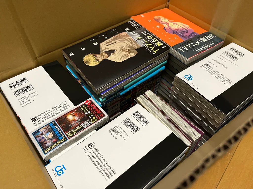 自身で用意したダンボールに漫画を梱包した