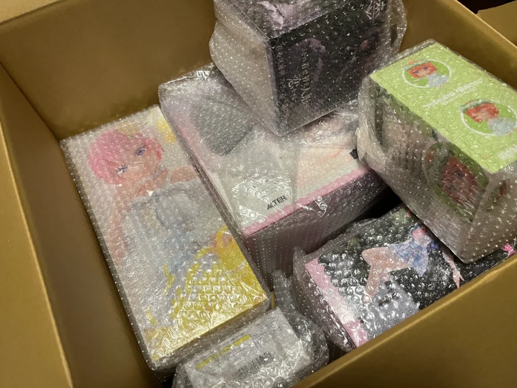 実際にフィギュアをダンボールに梱包してみるとシミュレーション通りに梱包できた