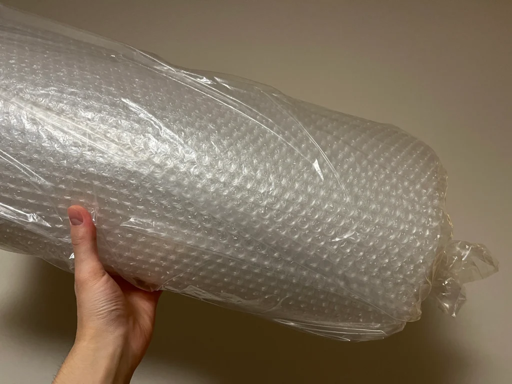 フィギュアを梱包するプチプチ