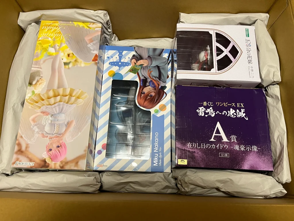 スケールフィギュアが梱包されているダンボールを開封