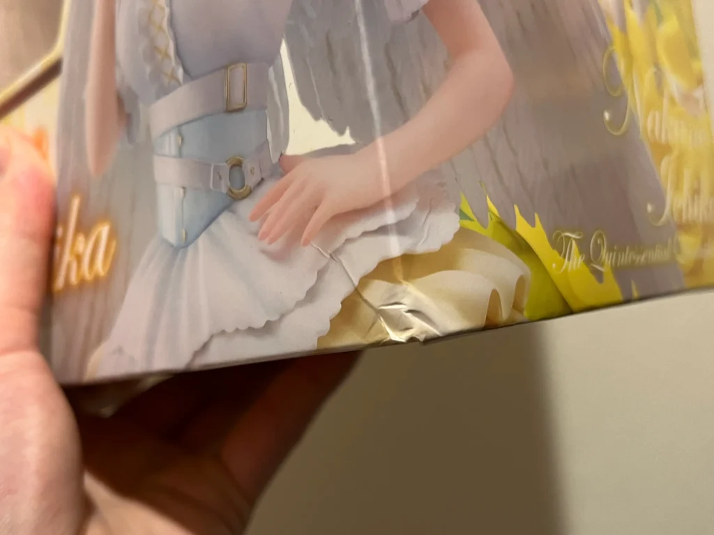 外箱の角が潰れる