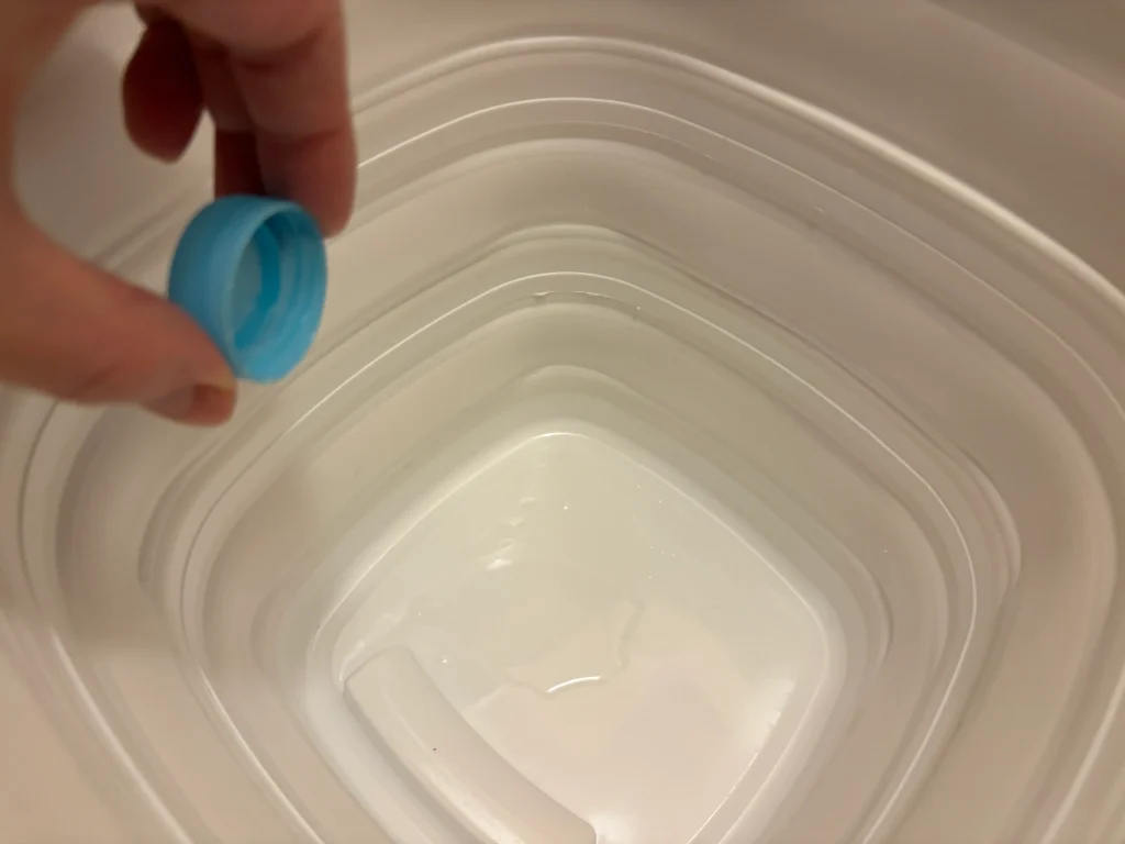 バケツに中性洗剤を入れる