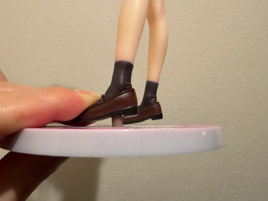 フィギュアのダボと台座のダボ穴