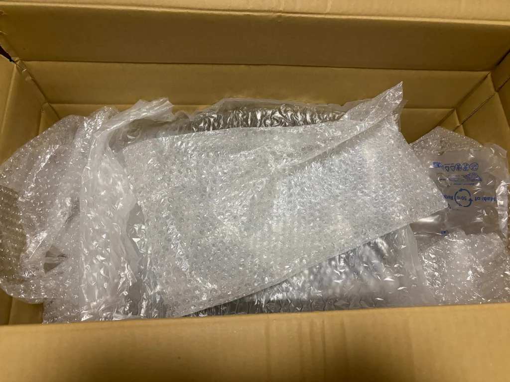 フィギュアの上にも緩衝材を詰める