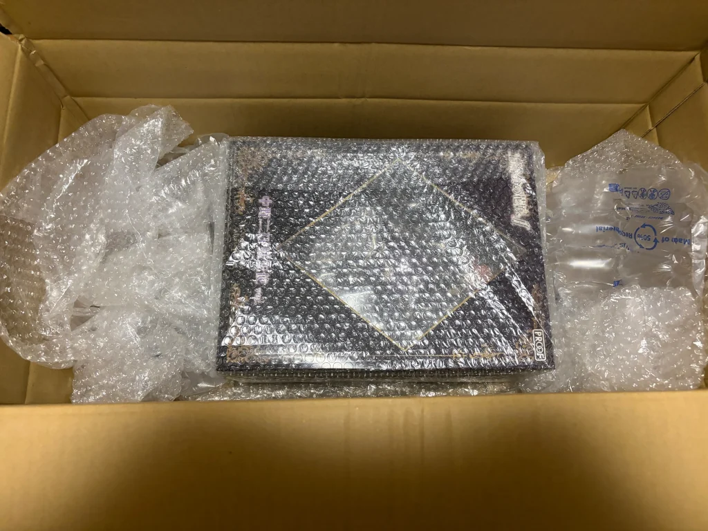 フィギュアとダンボールの隙間に緩衝材を詰める