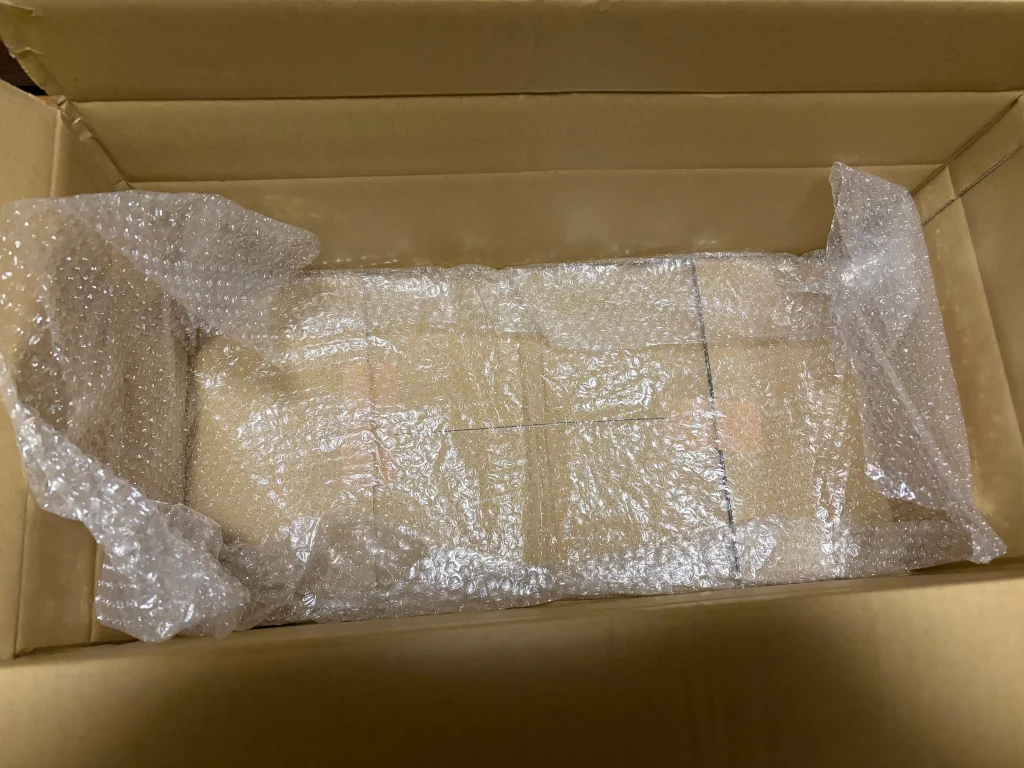 ダンボールの中にプチプチを敷き詰めておく