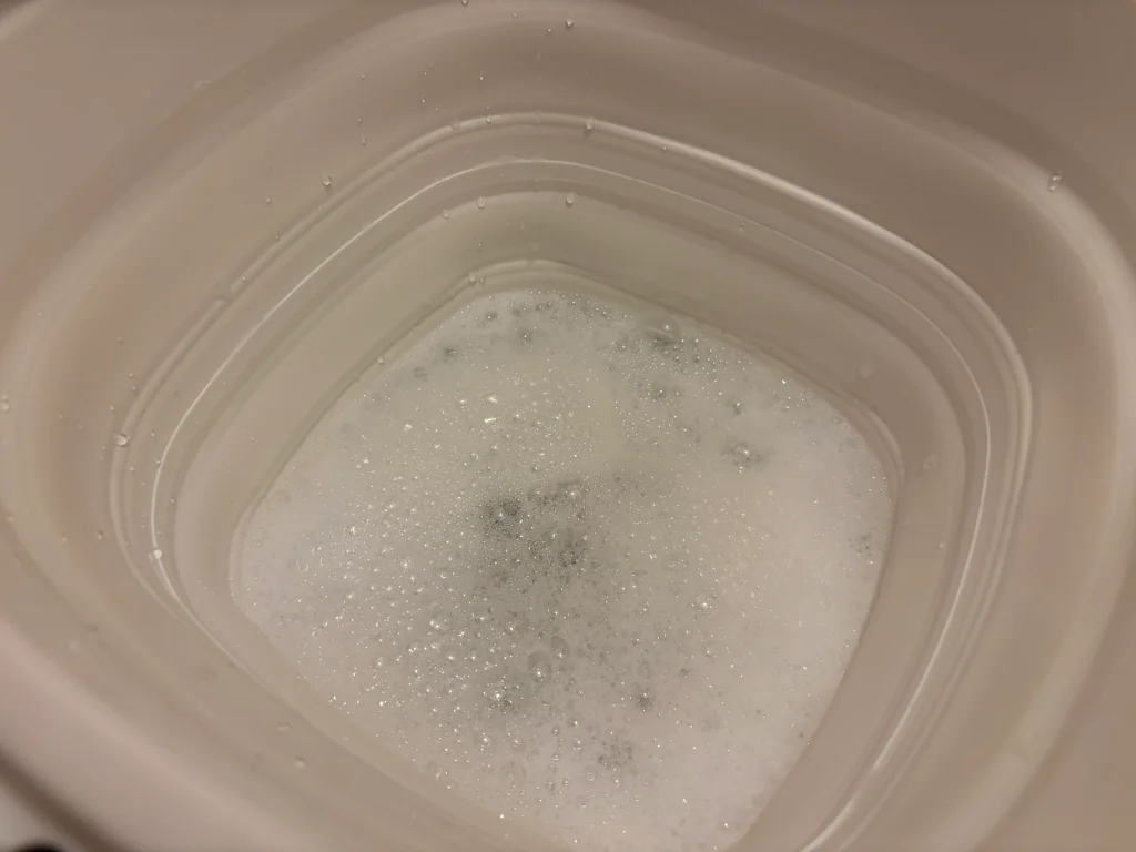 水と中性洗剤を混ぜる