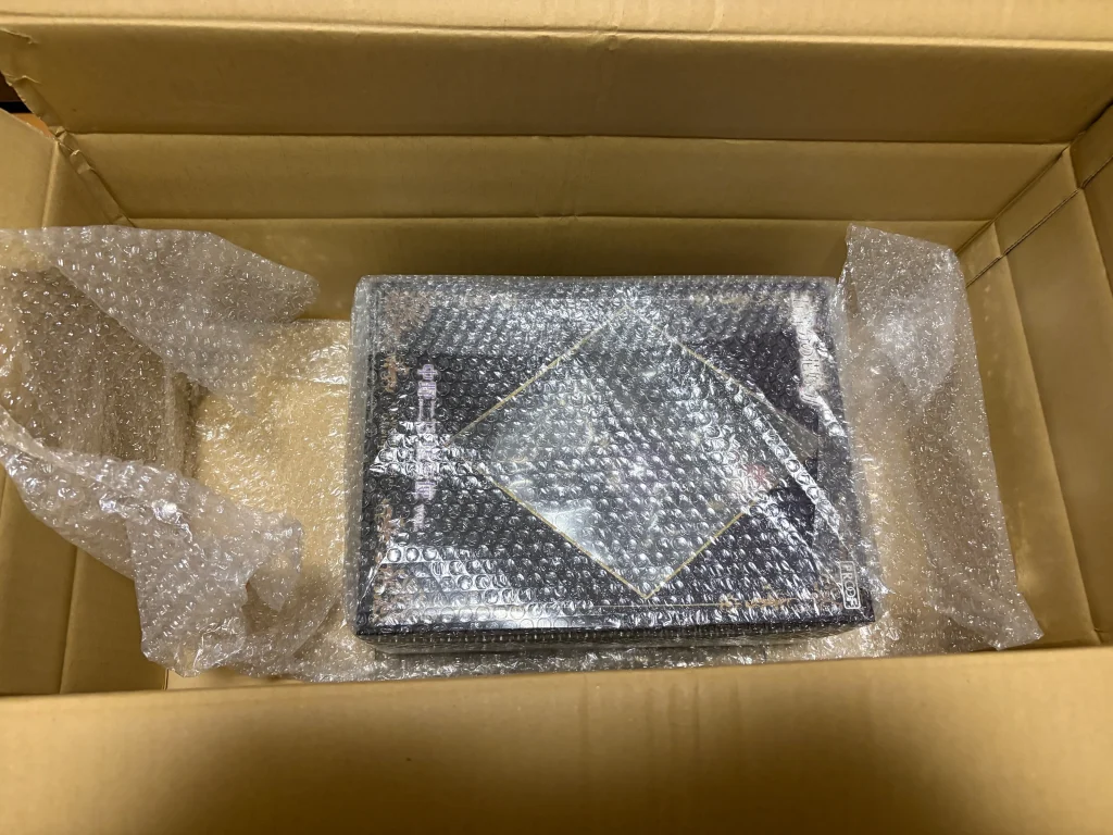 ダンボールの中心にフィギュアを配置する