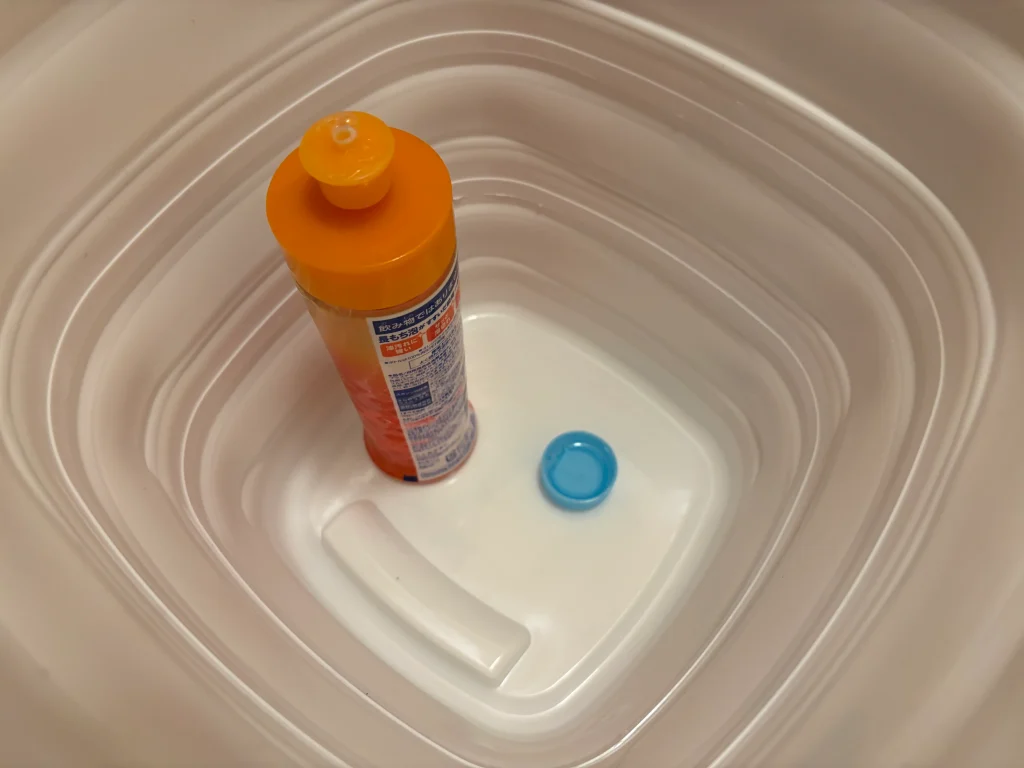 キャップ1杯分の中性洗剤を用意する