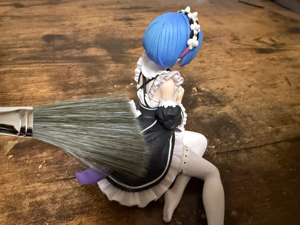 フィギュアのほこりをブラシで除去