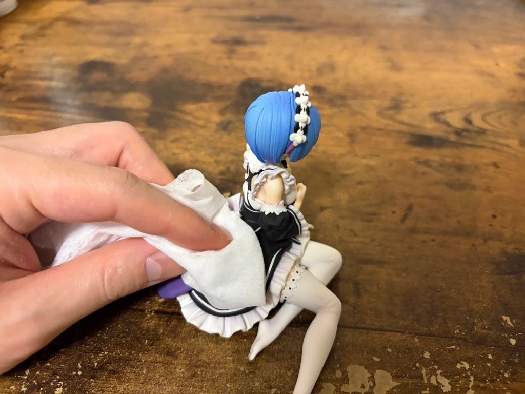 ウェットティッシュでベタつきを除去