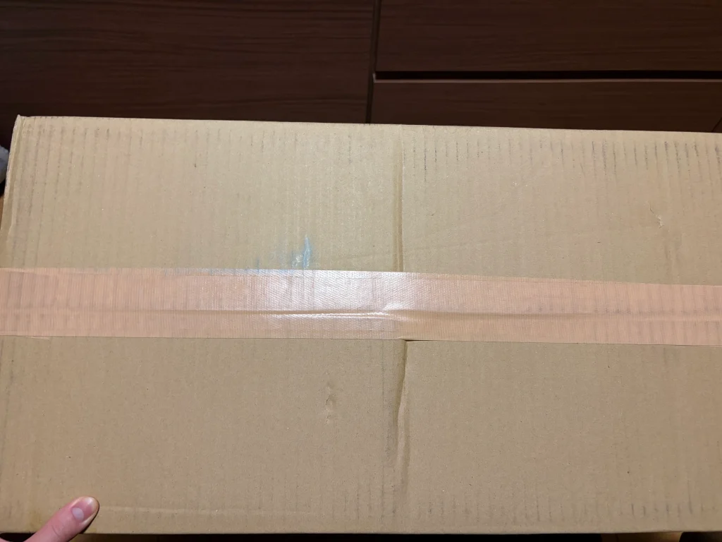 ダンボールの底面をガムテープで留める