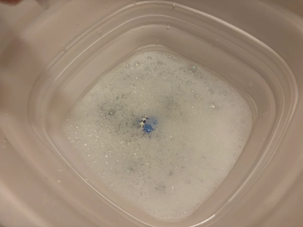 中性洗剤と水を混ぜた液体に浸けておく