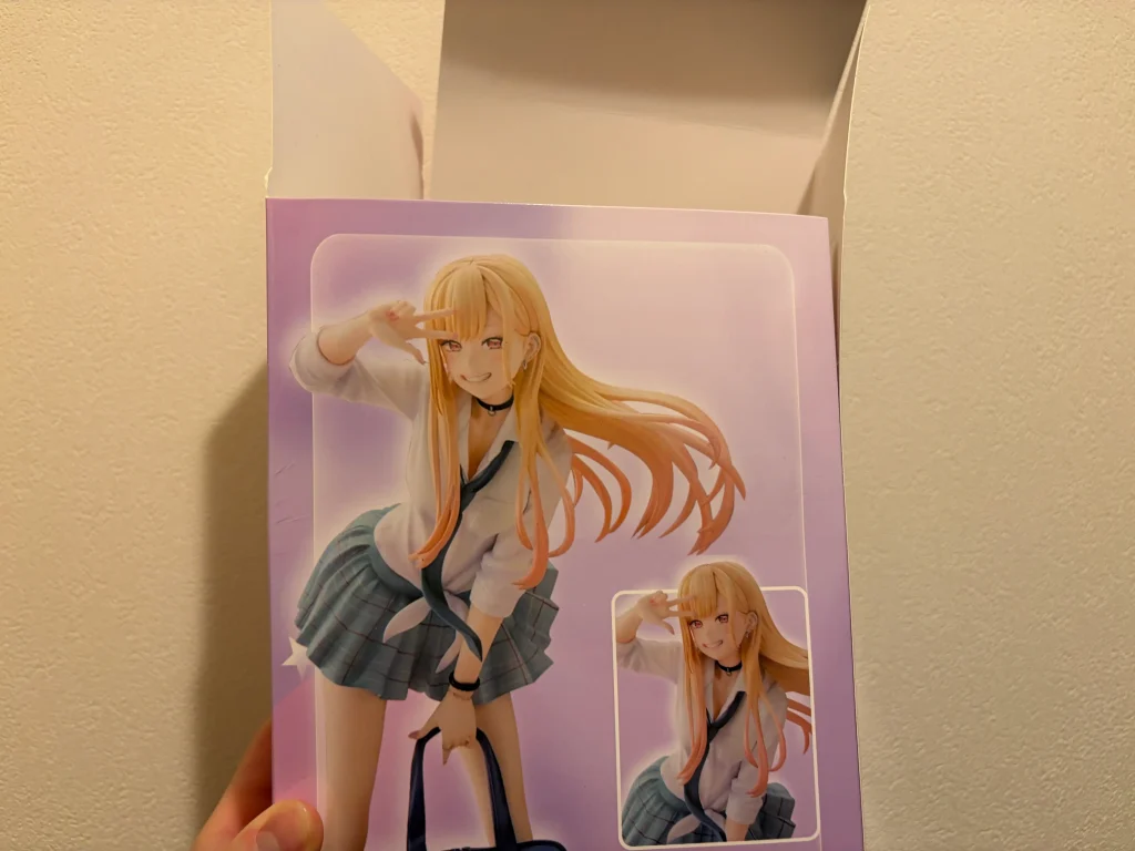 偽物のフィギュアの後面