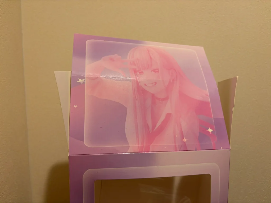 偽物のフィギュアの外箱の上部