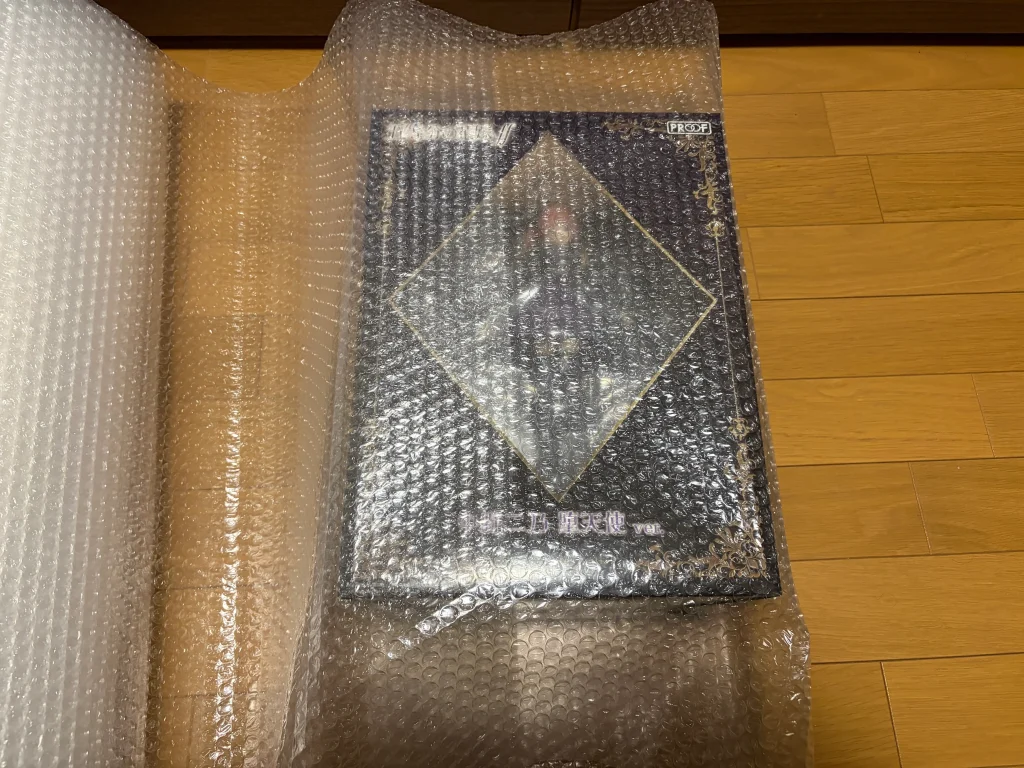 プチプチでフィギュアを包装する